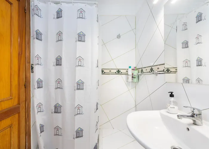 Home2book Serene & Pool, Escape *