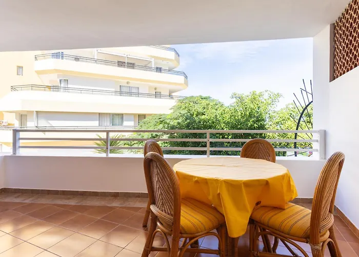 Home2book Serene & Pool, Escape Daire *