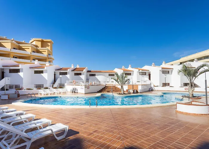 Home2book Serene & Pool, Escape