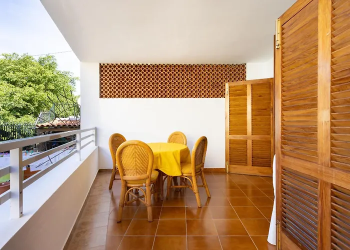 Home2book Serene & Pool, Escape *