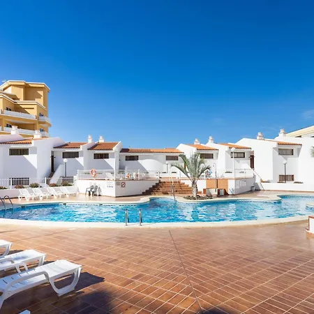 Home2book Serene & Pool, Escape